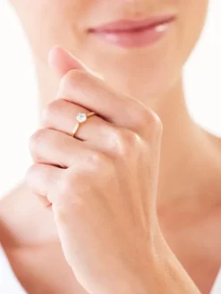 Złoty pierścionek z cyrkonią