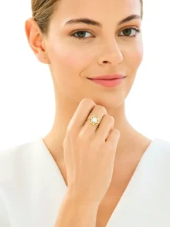 Złoty pierścionek z cyrkonią