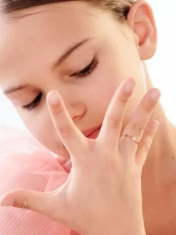 Złoty pierścionek z cyrkonią