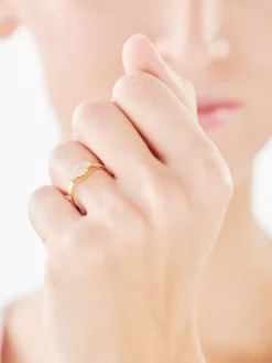 Złoty pierścionek z cyrkoniami