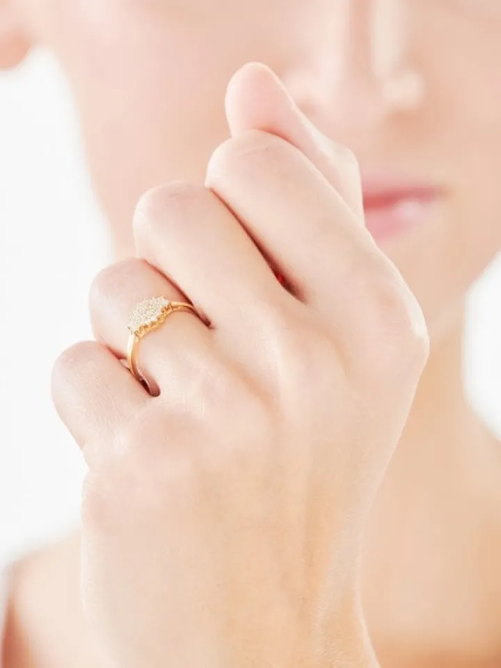 Złoty pierścionek z cyrkoniami