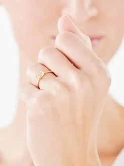 Złoty pierścionek z cyrkonią