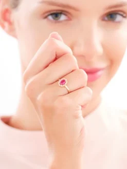 Złoty pierścionek z cyrkoniami