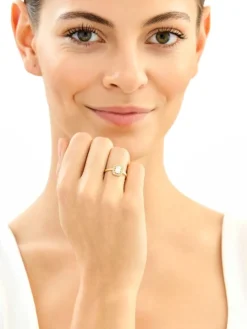 Złoty pierścionek z cyrkoniami