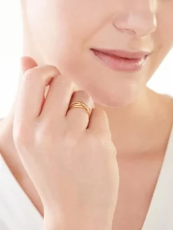 Złoty pierścionek z cyrkoniami