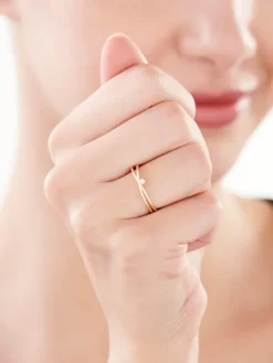 Złoty pierścionek z cyrkonią