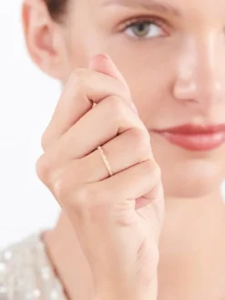 Złoty pierścionek z cyrkoniami