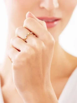 Złoty pierścionek z cyrkoniami