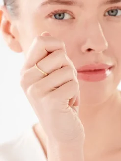 Złoty pierścionek z cyrkoniami