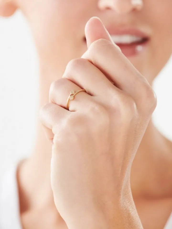 Złoty pierścionek z cyrkoniami