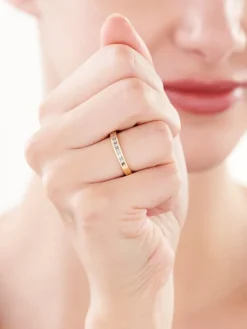 Złoty pierścionek z cyrkoniami