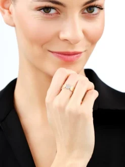 Złoty pierścionek z cyrkoniami