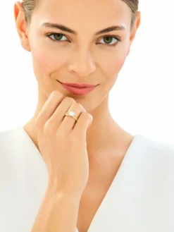 Złoty pierścionek z cyrkoniami