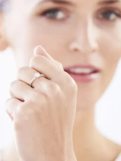 Złoty pierścionek z cyrkonią