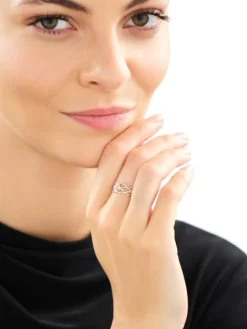 Złoty pierścionek z cyrkoniami