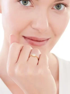 Złoty pierścionek z cyrkoniami