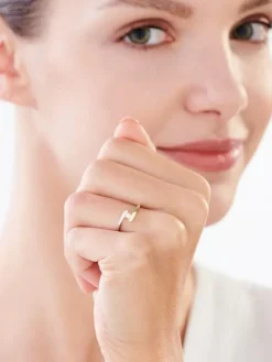 Złoty pierścionek z cyrkonią