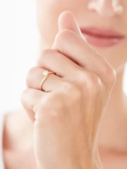 Złoty pierścionek z cyrkonią