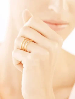 Złoty pierścionek z cyrkoniami