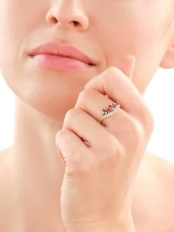 Złoty pierścionek z cyrkoniami