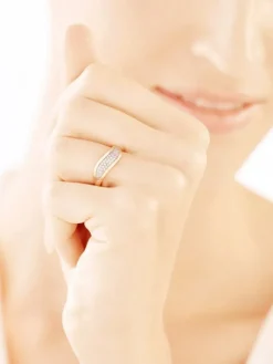 Złoty pierścionek z cyrkoniami