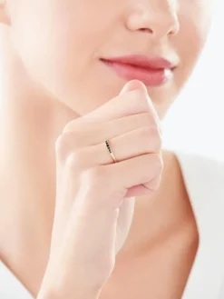 Złoty pierścionek z cyrkoniami