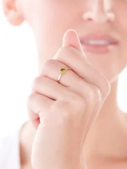 Złoty pierścionek z cyrkonią