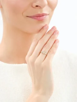 Złoty pierścionek z cyrkoniami