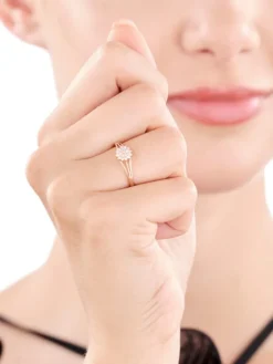 Złoty pierścionek z cyrkoniami