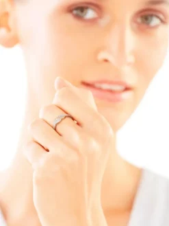 Złoty pierścionek z cyrkoniami