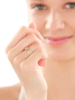 Złoty pierścionek z cyrkoniami