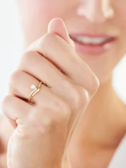 Złoty pierścionek z cyrkonią