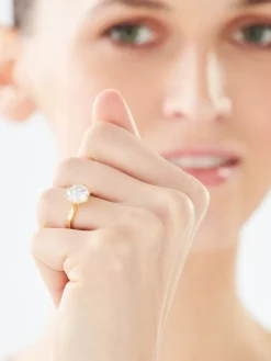 Złoty pierścionek z cyrkonią