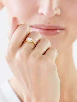 Złoty pierścionek z cyrkoniami