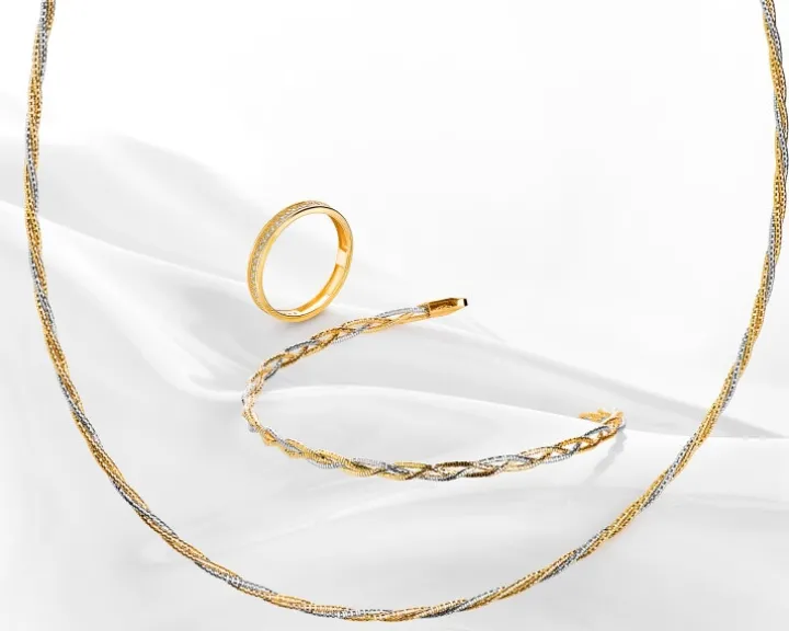 Złoty pierścionek z cyrkoniami