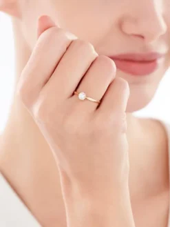 Złoty pierścionek z cyrkonią