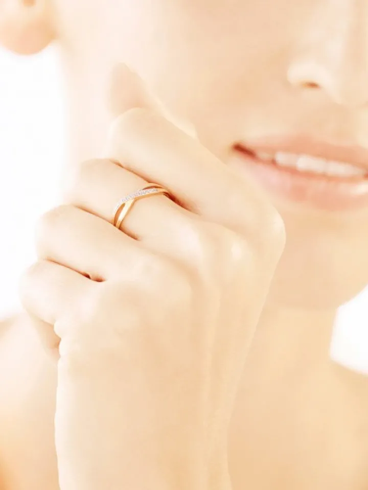 Złoty pierścionek z cyrkoniami