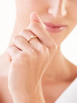 Złoty pierścionek z cyrkonią