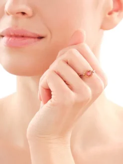 Złoty pierścionek z cyrkoniami