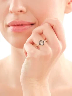 Złoty pierścionek z cyrkoniami