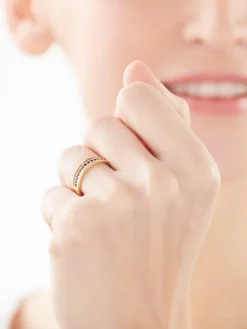 Złoty pierścionek z cyrkoniami