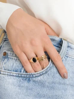 Złoty pierścionek z cyrkoniami