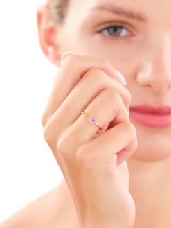 Złoty pierścionek z cyrkoniami