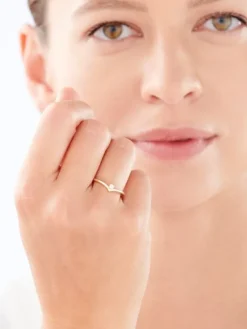 Złoty pierścionek z cyrkonią