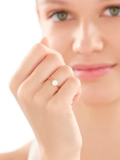 Złoty pierścionek z cyrkonią