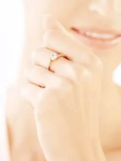 Złoty pierścionek z cyrkoniami