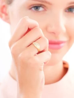 Złoty pierścionek z cyrkonią