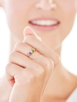 Złoty pierścionek z cyrkoniami