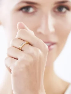 Złoty pierścionek z cyrkoniami