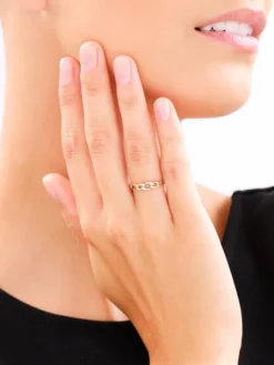 Złoty pierścionek z cyrkoniami